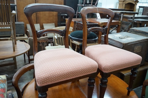 A Victorian circular mahogany breakfast table, diameter 120cm, height 72cm, together with six Victorian mahogany balloon back dining chairs